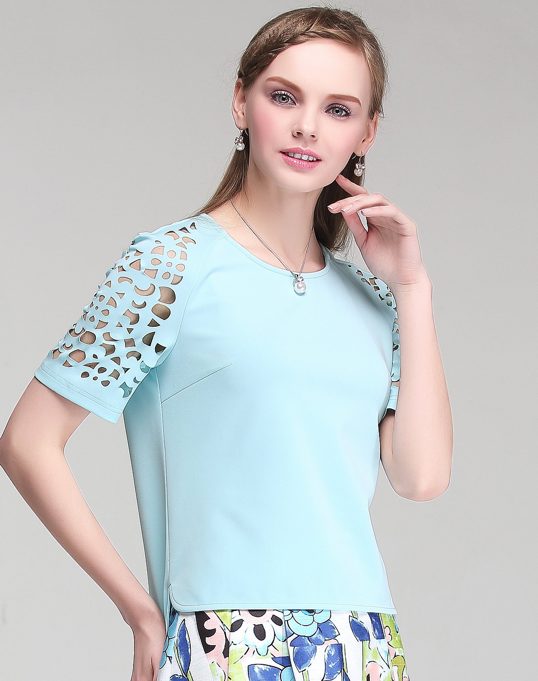 淡青色韩版时尚设计镂空衬衫