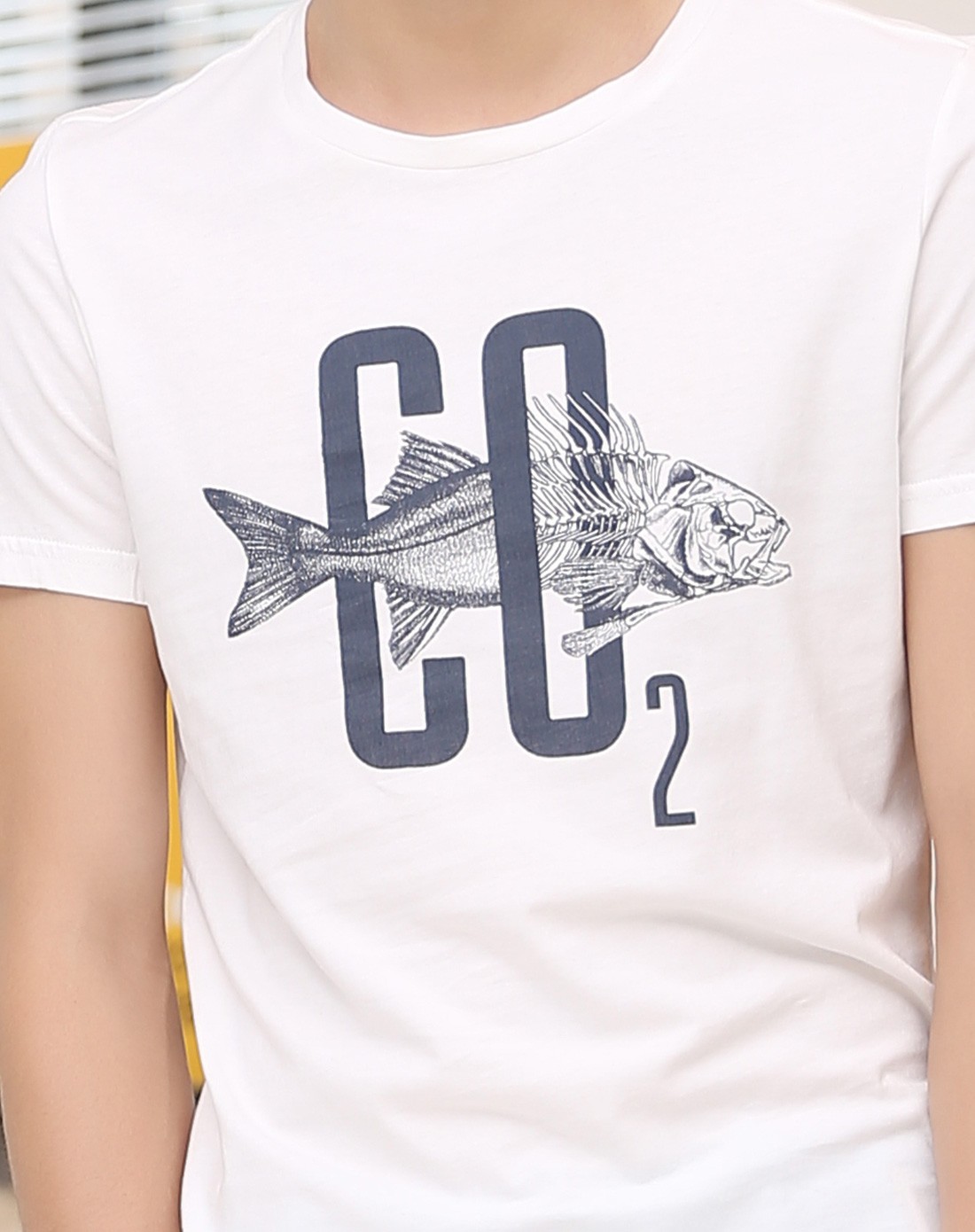 男款白色鱼圆领短t恤