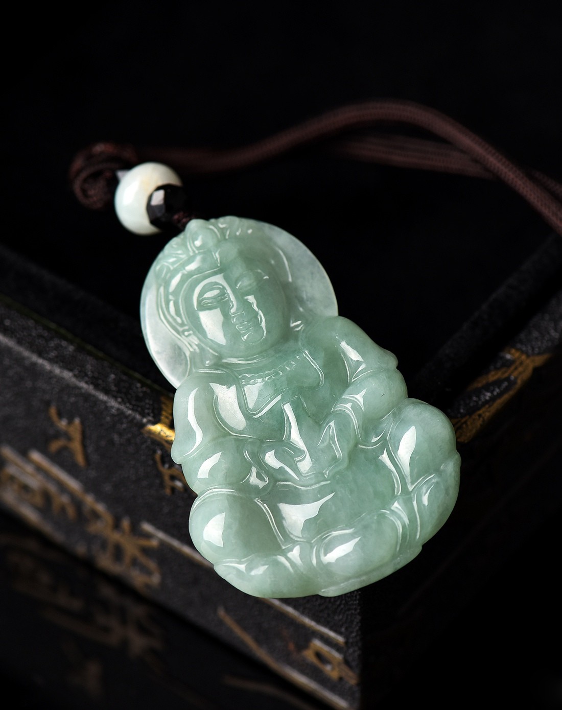 油青正装坐莲观音翡翠a货吊坠(附权威证书)