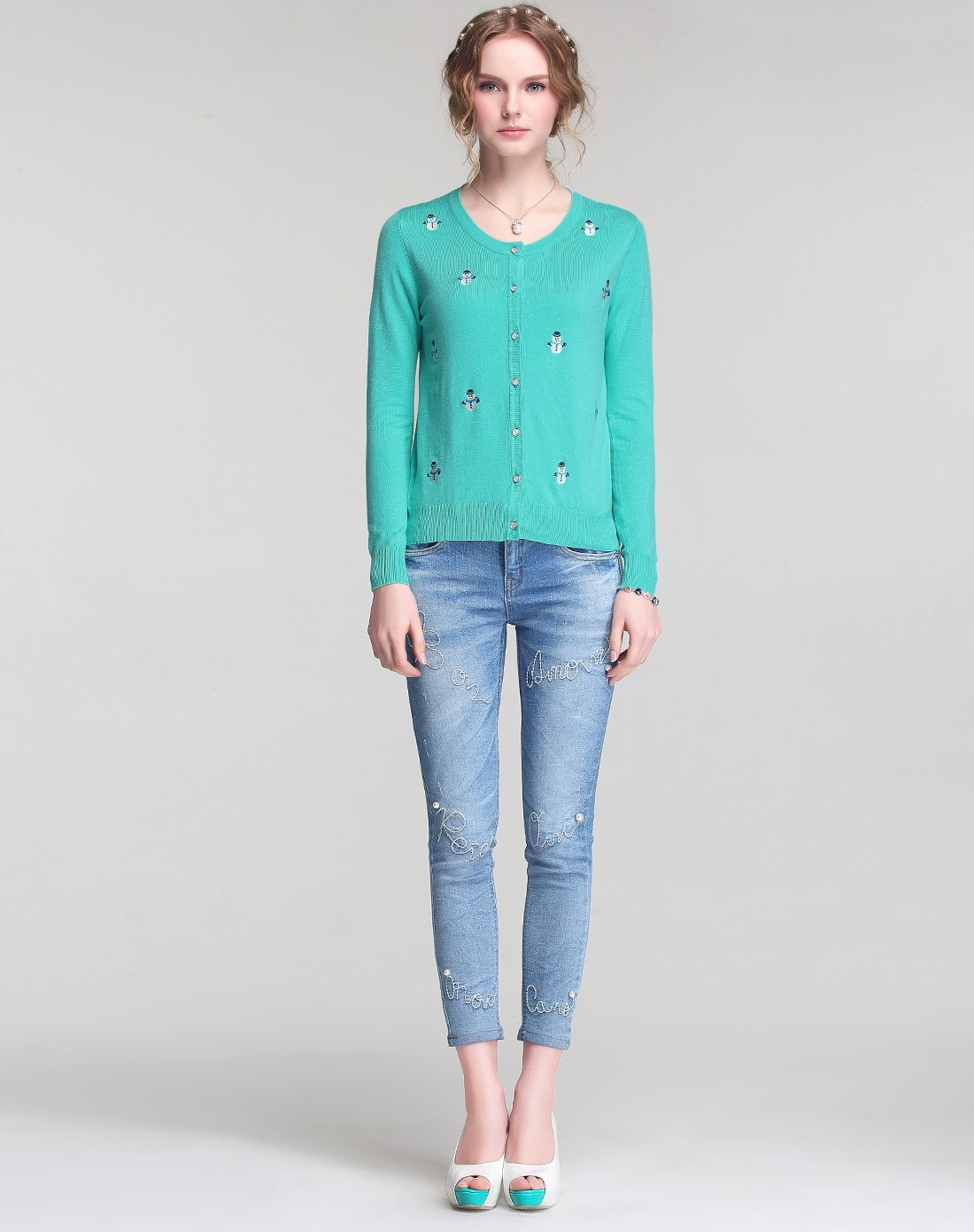 青色绣花针织衫外套