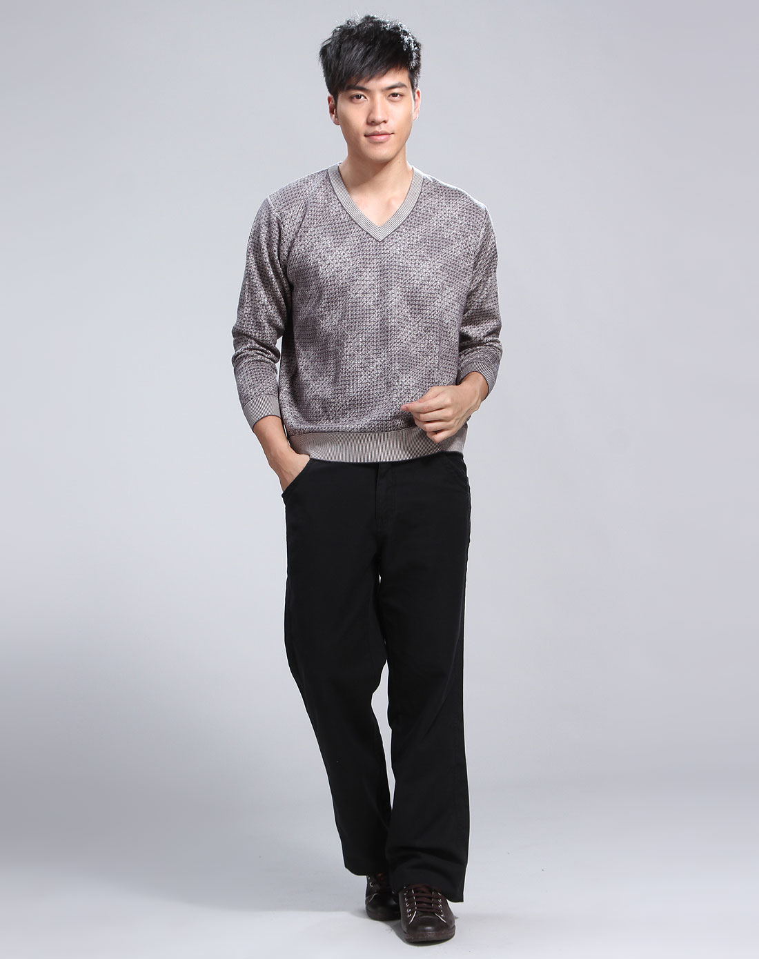 米灰色时尚长袖针织衫