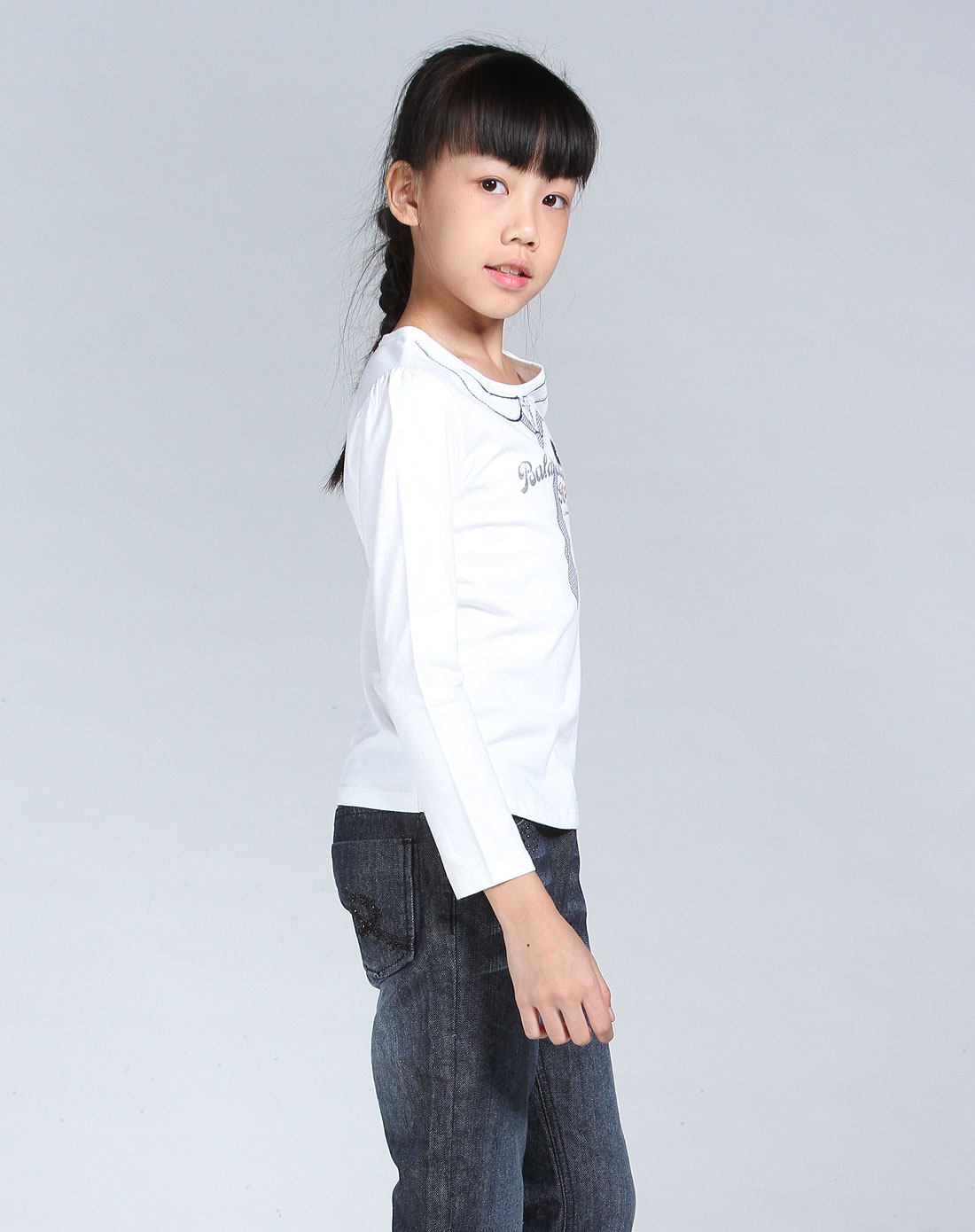 女童白色休闲长袖圆领t恤