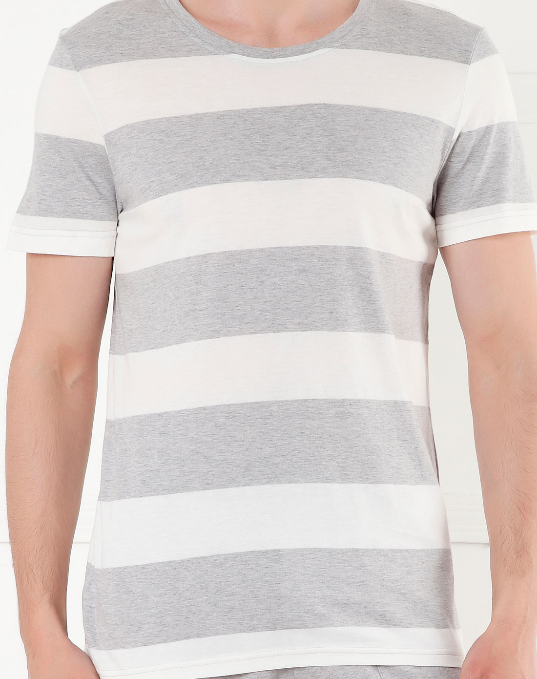 灰白色大间条纹圆领舒适短袖上衣