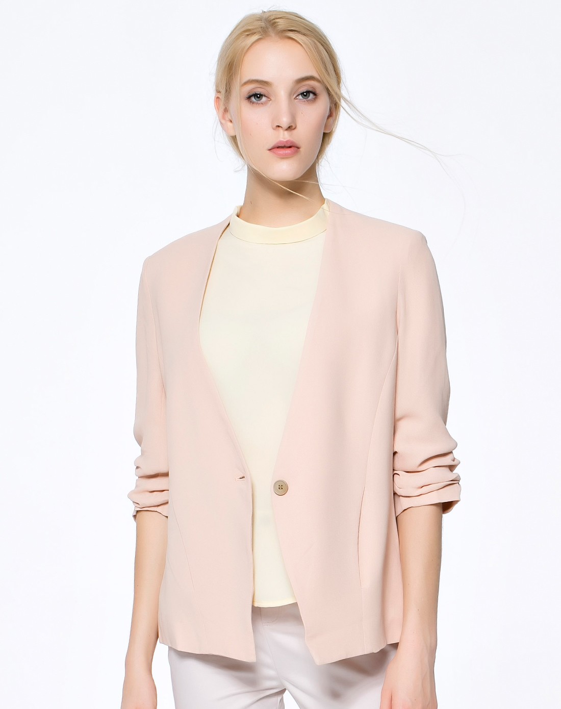 浅卡其色时尚休闲七分袖外套