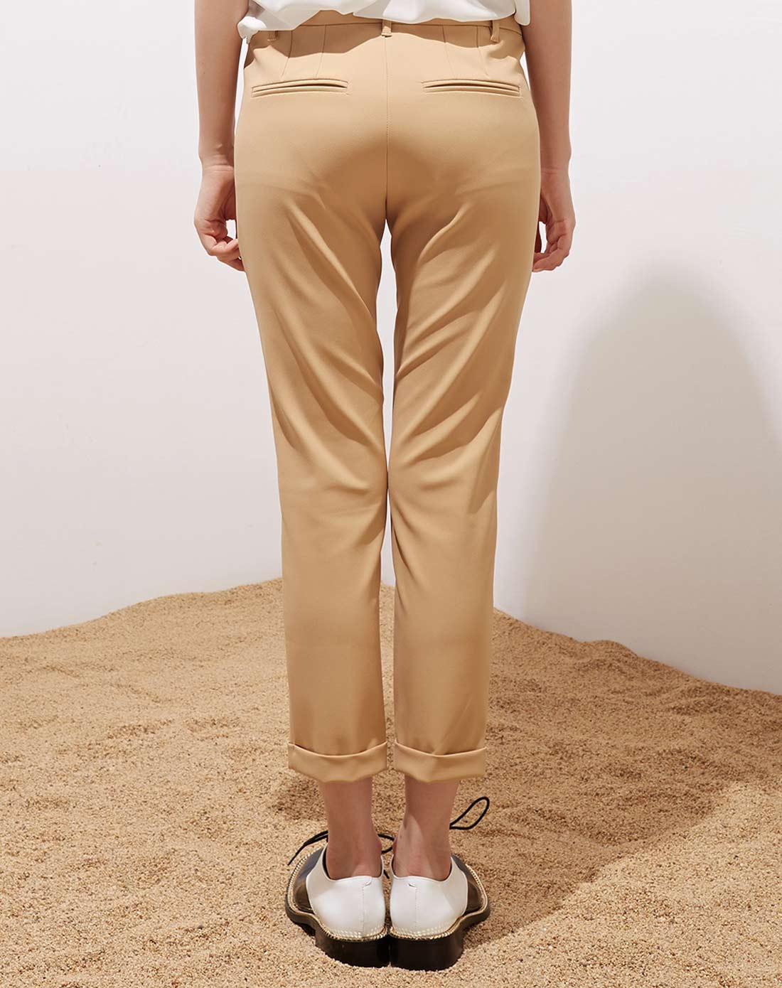 女性杏色中长裤