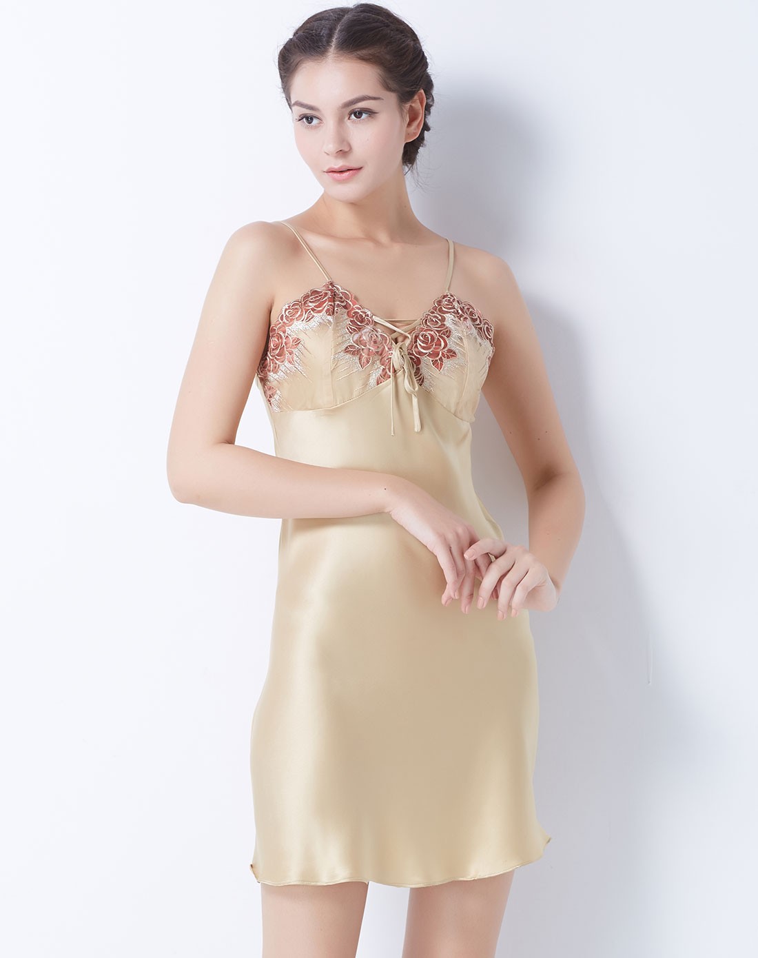 蕾丝深v修身聚拢吊带女真丝睡裙