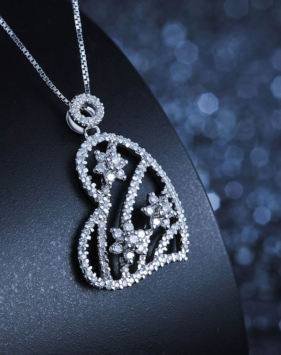 白18k金0.66ct群镶豪华钻石吊坠