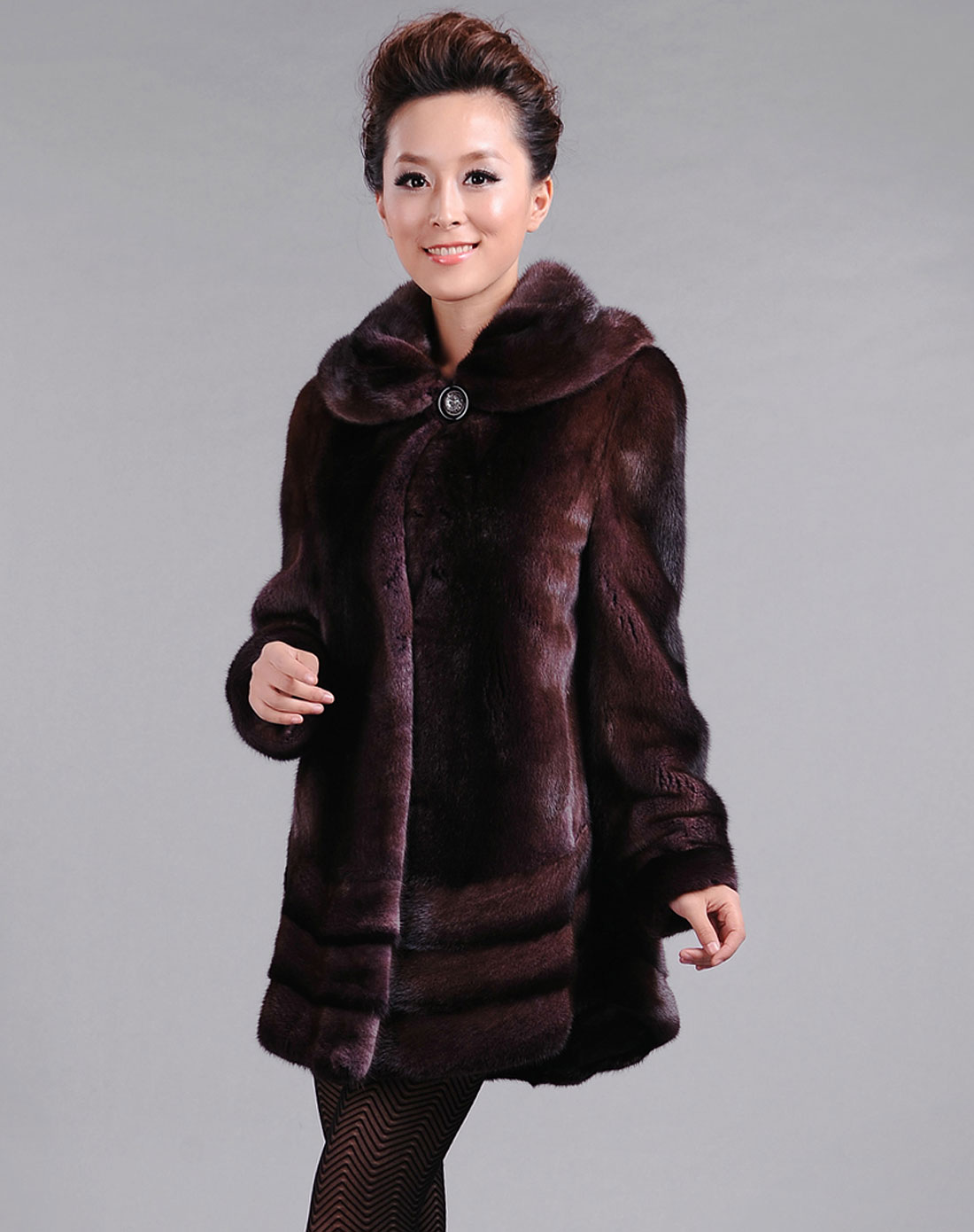 深紫红色大领中长款水貂外套
