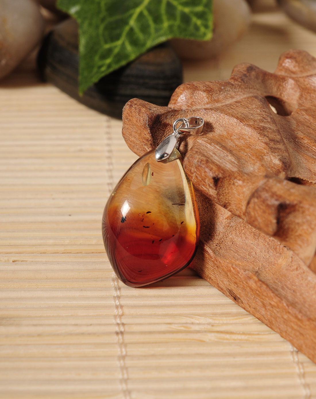 天女散花天然琥珀红花珀水滴吊坠(附珠宝鉴定证书)