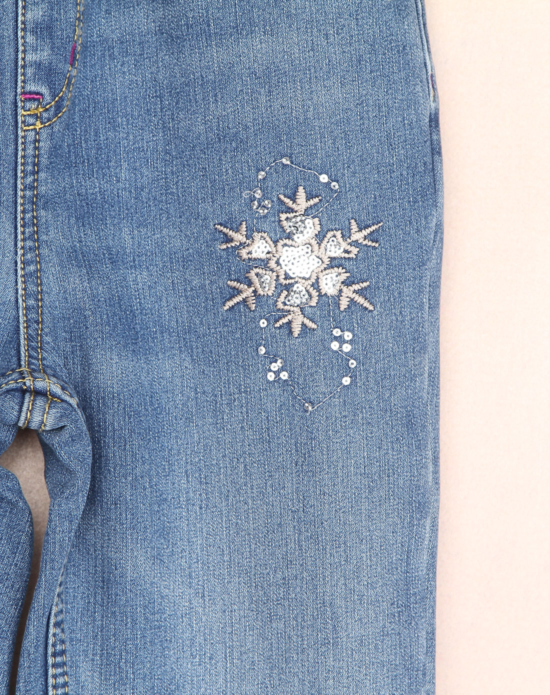 蓝色绣花牛仔长裤