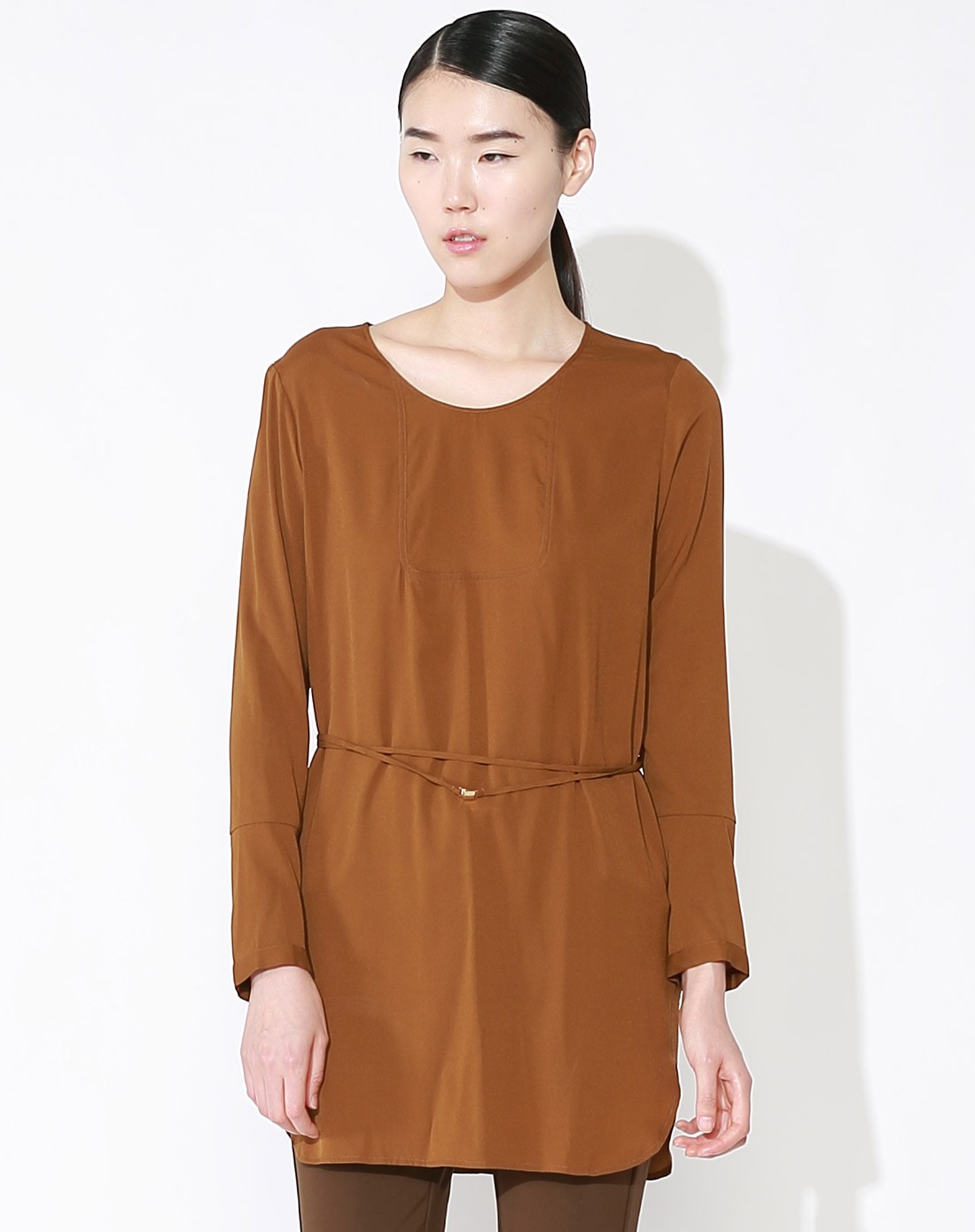 深卡其色简约舒适圆领长袖中长款上衣