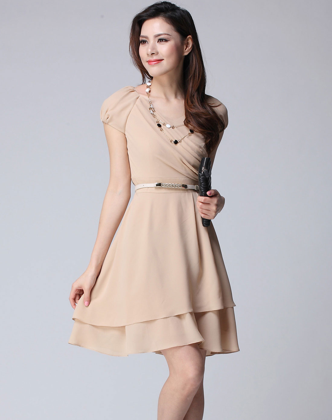 女款杏色连衣裙