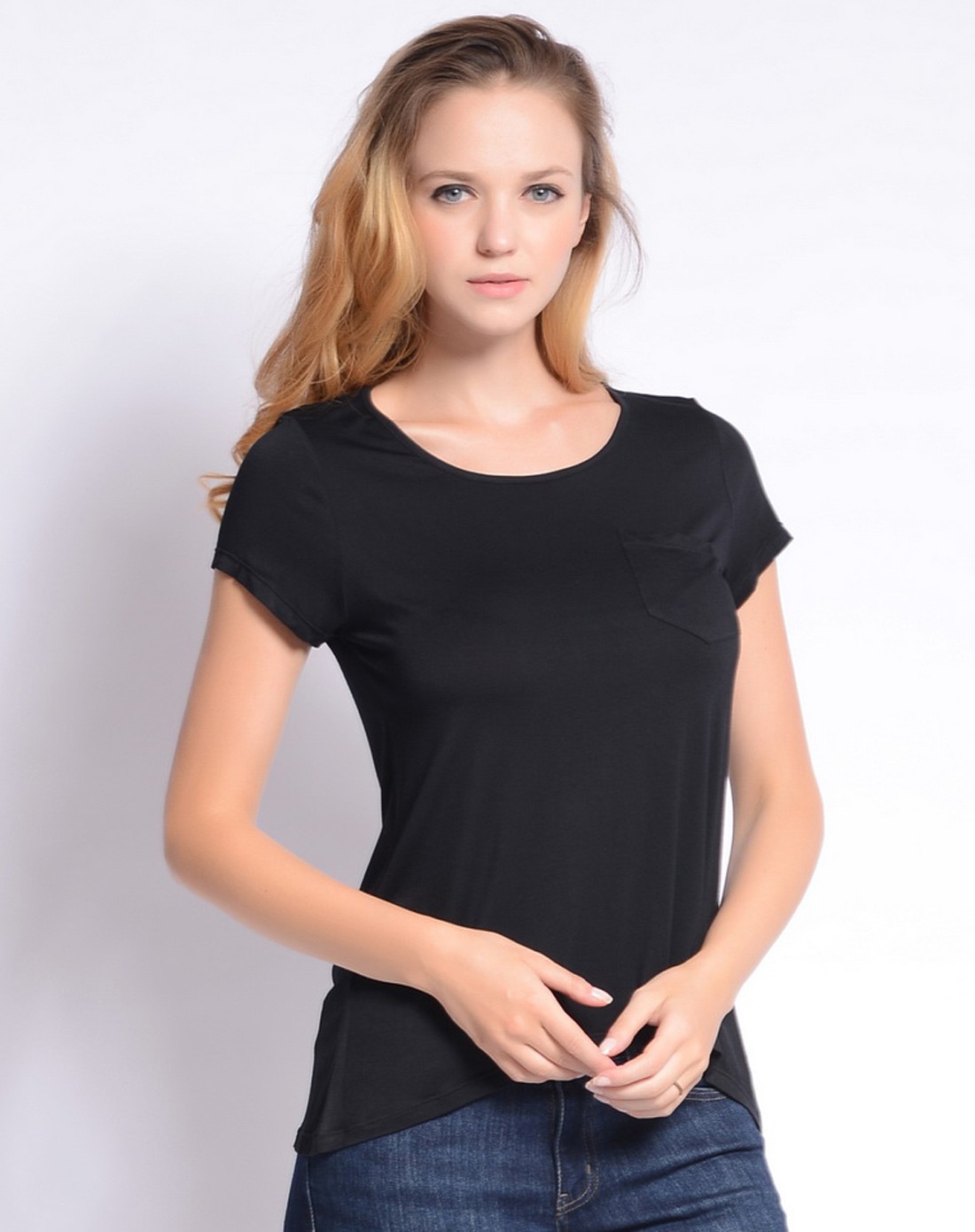 女士黑色圆领胸前口袋短袖t恤