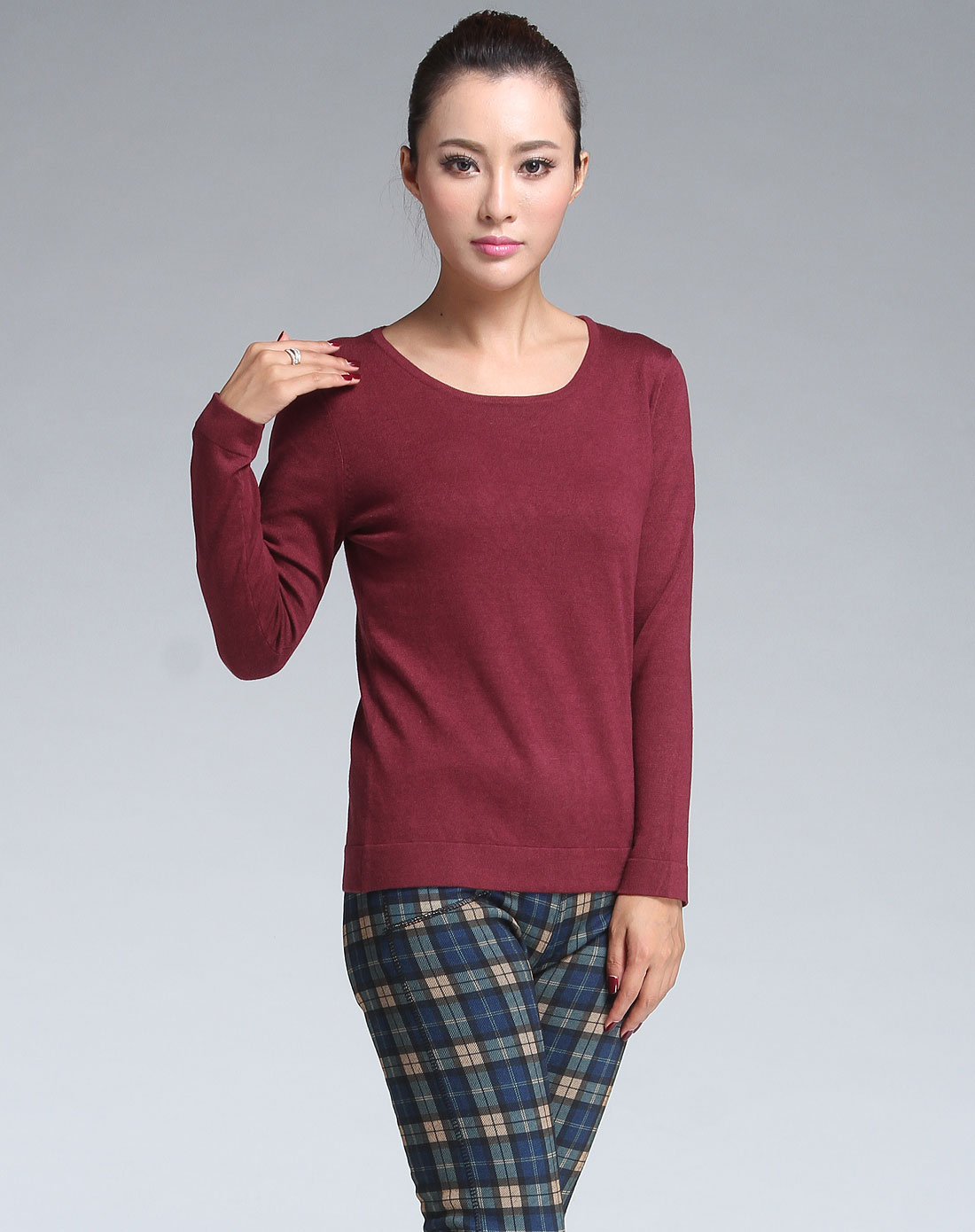 暗玫红色简约长袖针织衫