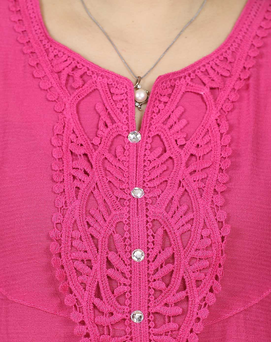 玫红色优雅勾花多边领短袖上衣