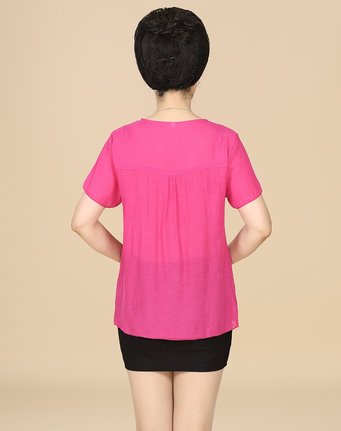 玫红色优雅勾花多边领短袖上衣