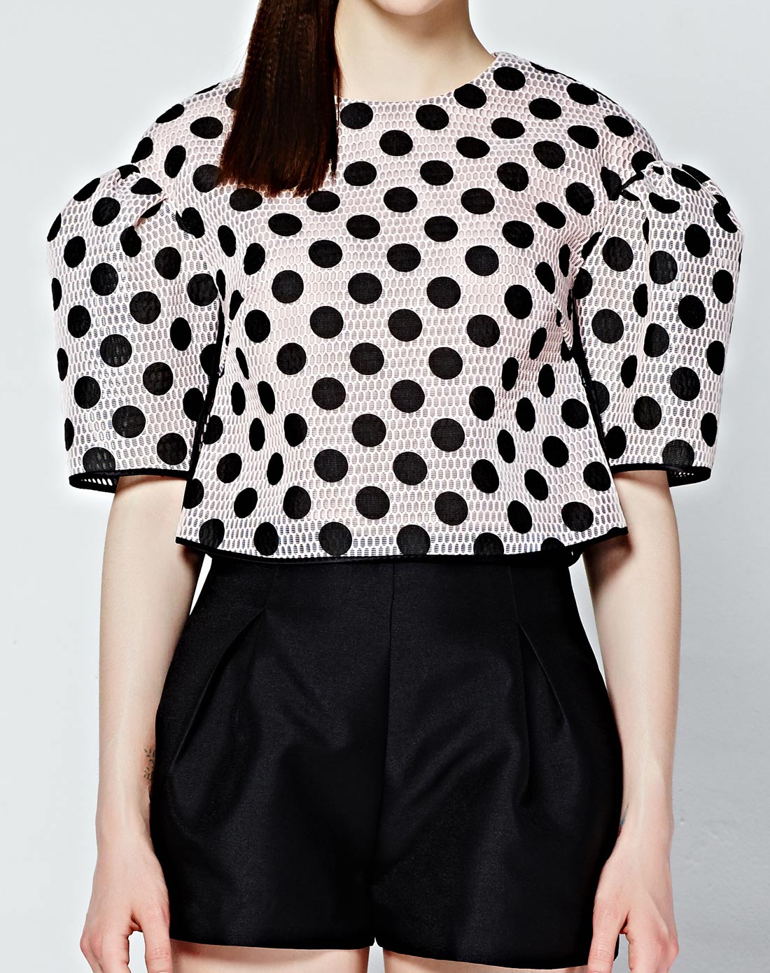 浅粉色撞色波点网眼复合圆领灯笼袖上衣