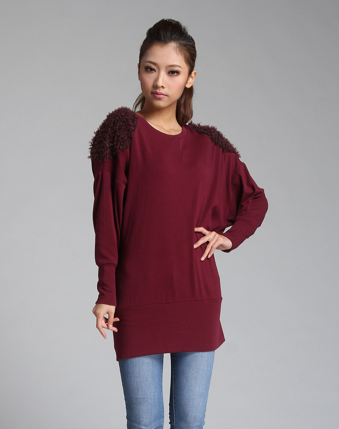 枣红色圆领长袖t恤