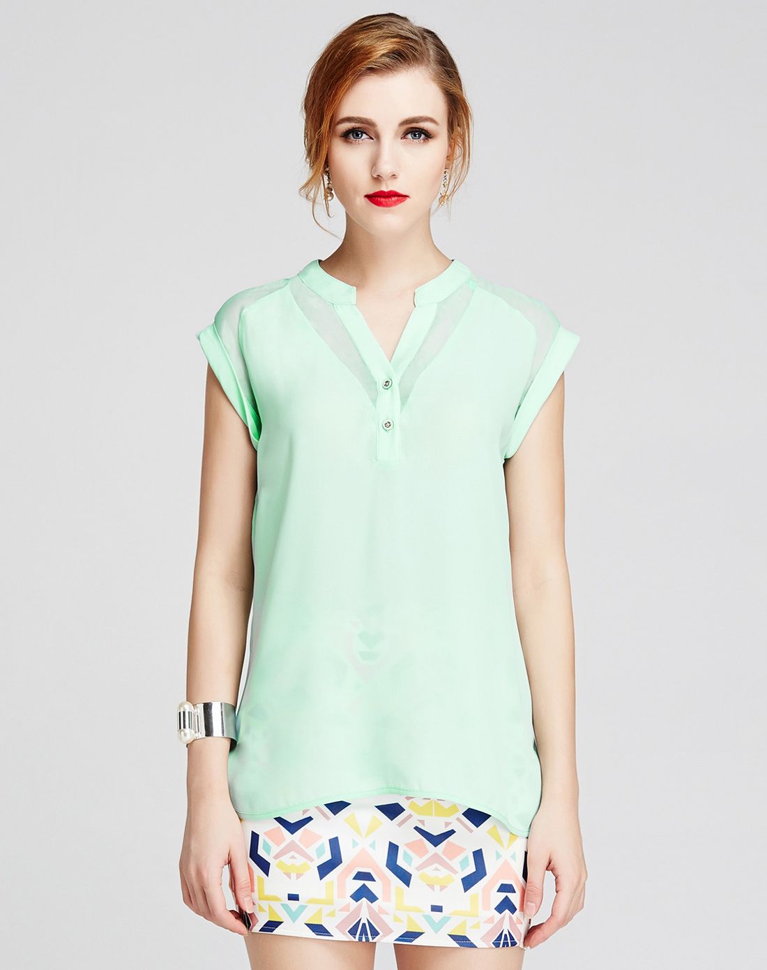 淡青色显瘦百搭上衣