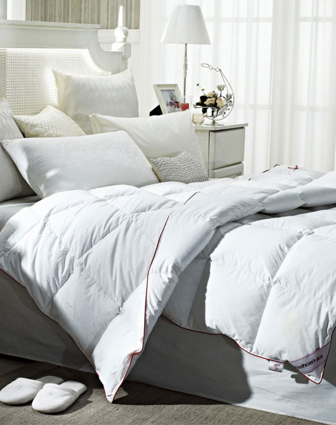 本白雅致经典羽绒被