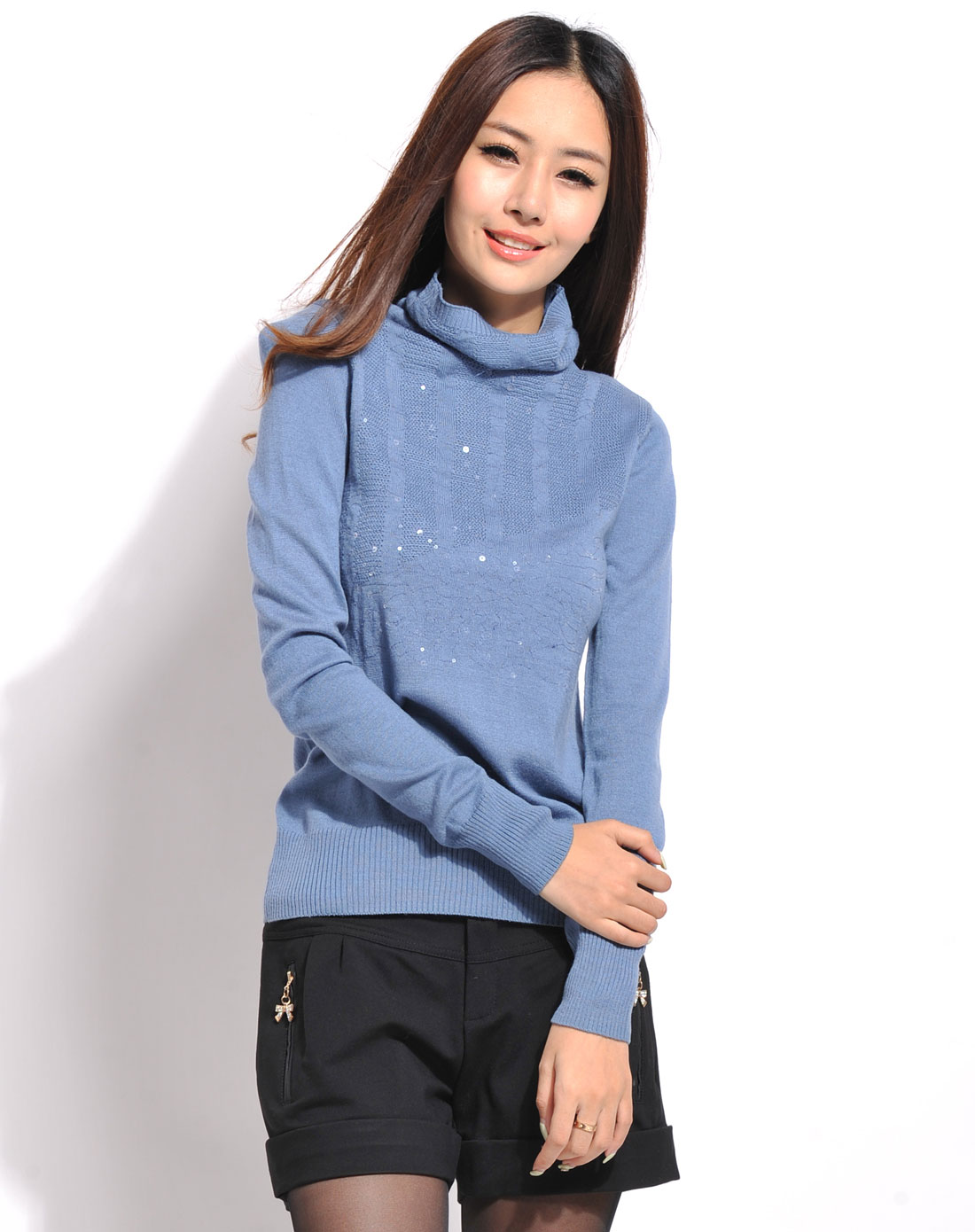 浅兰色长袖毛衣