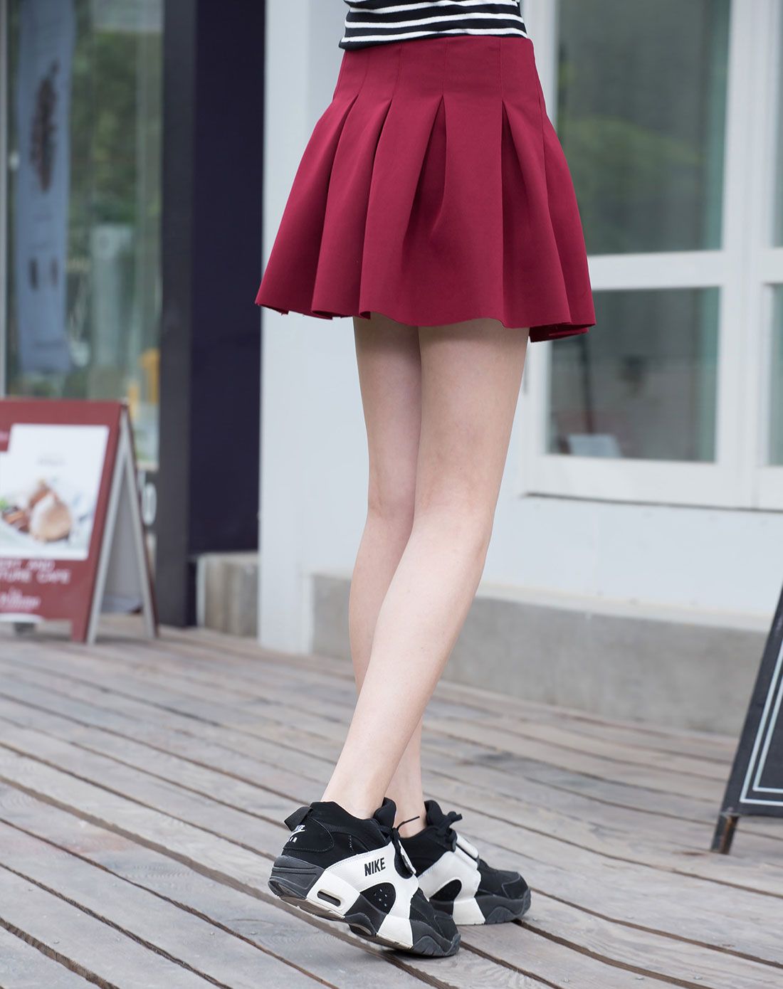 酒红女款时尚百褶短裙
