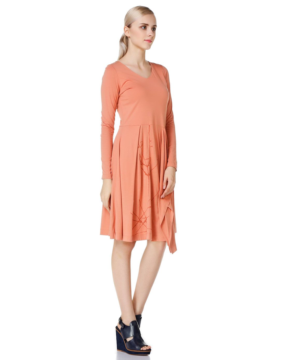 蜡粉色名媛绣线长袖连衣裙