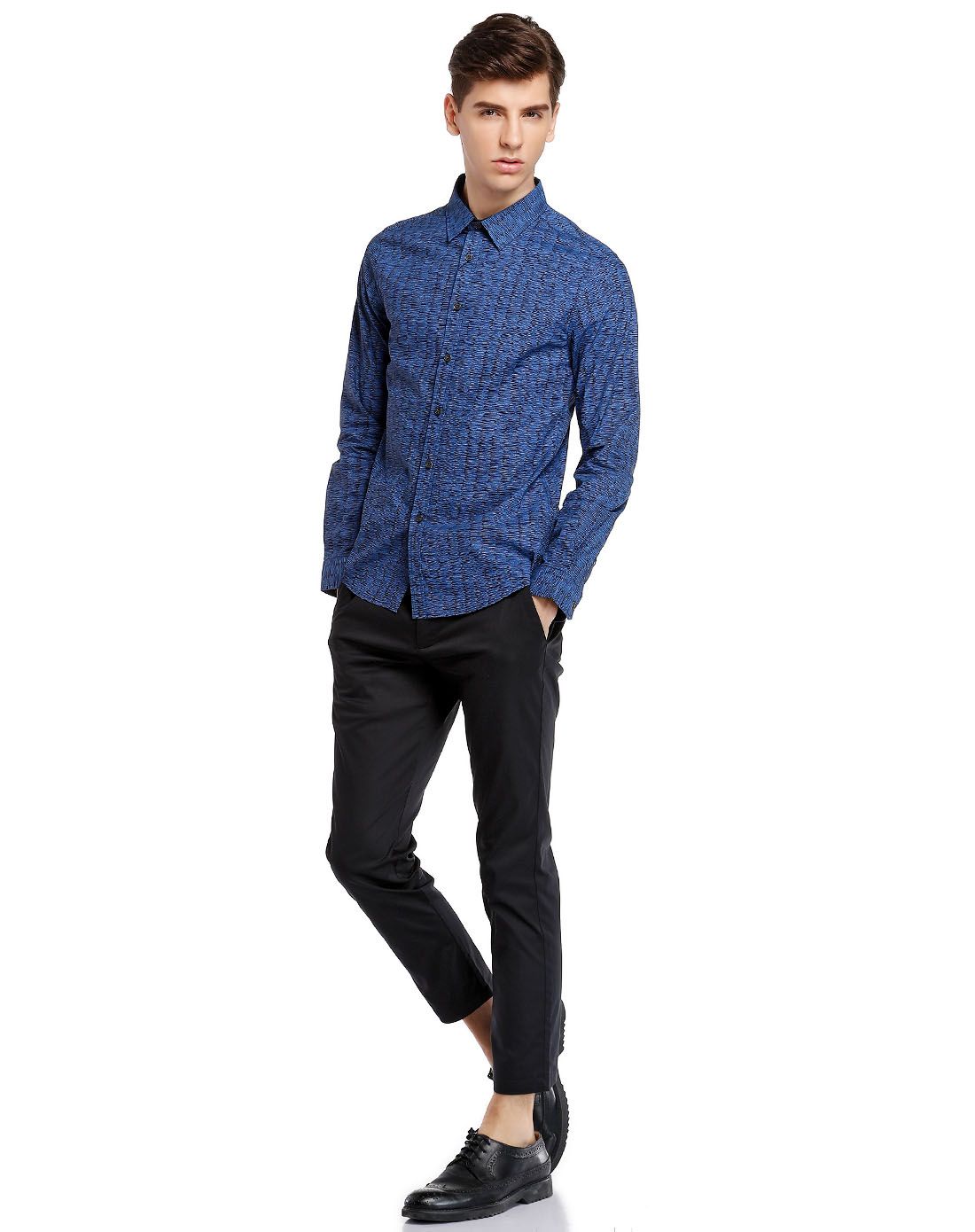 翻领印纹蓝黑色长袖衬衫