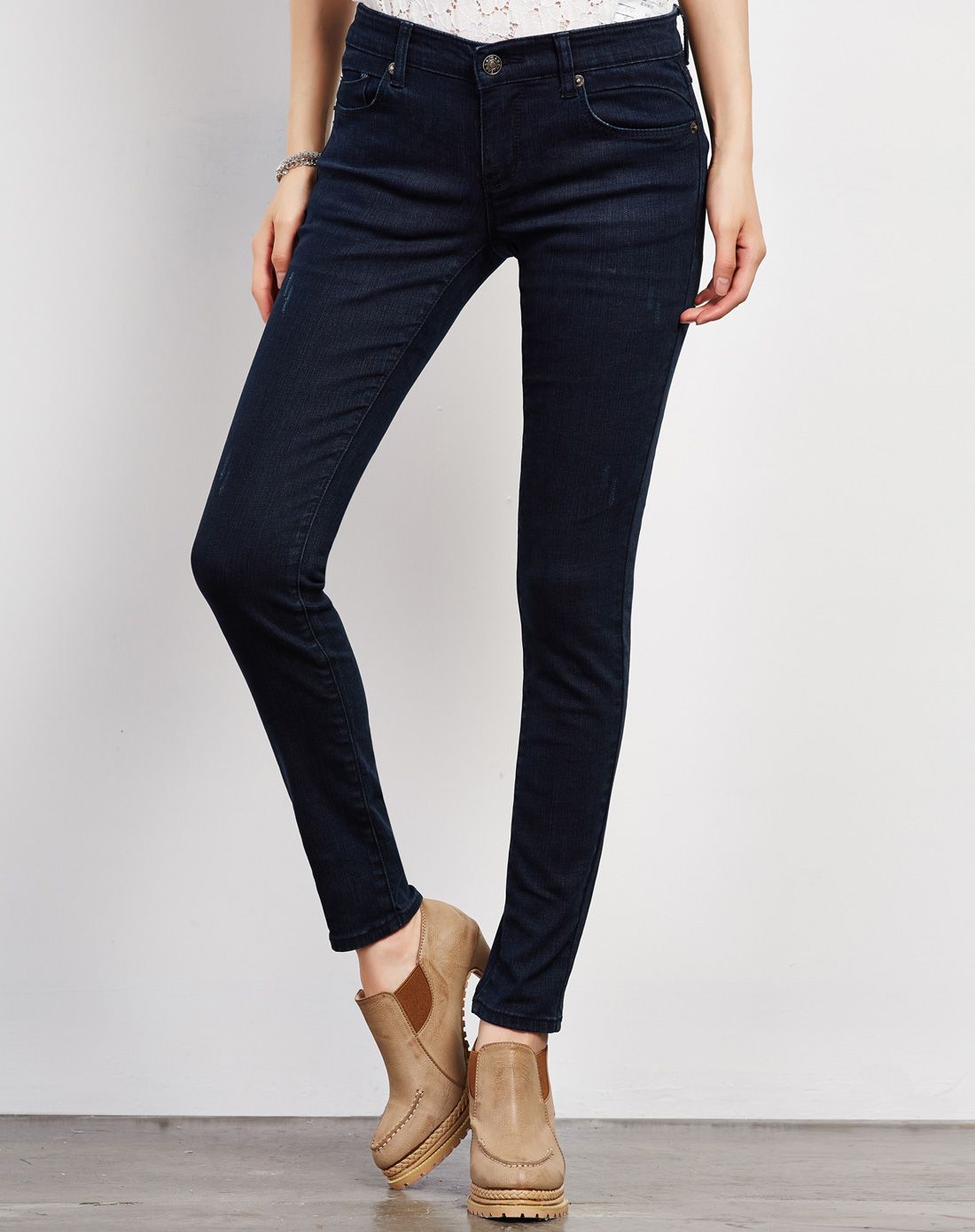 深蓝色后袋拉链小脚牛仔裤