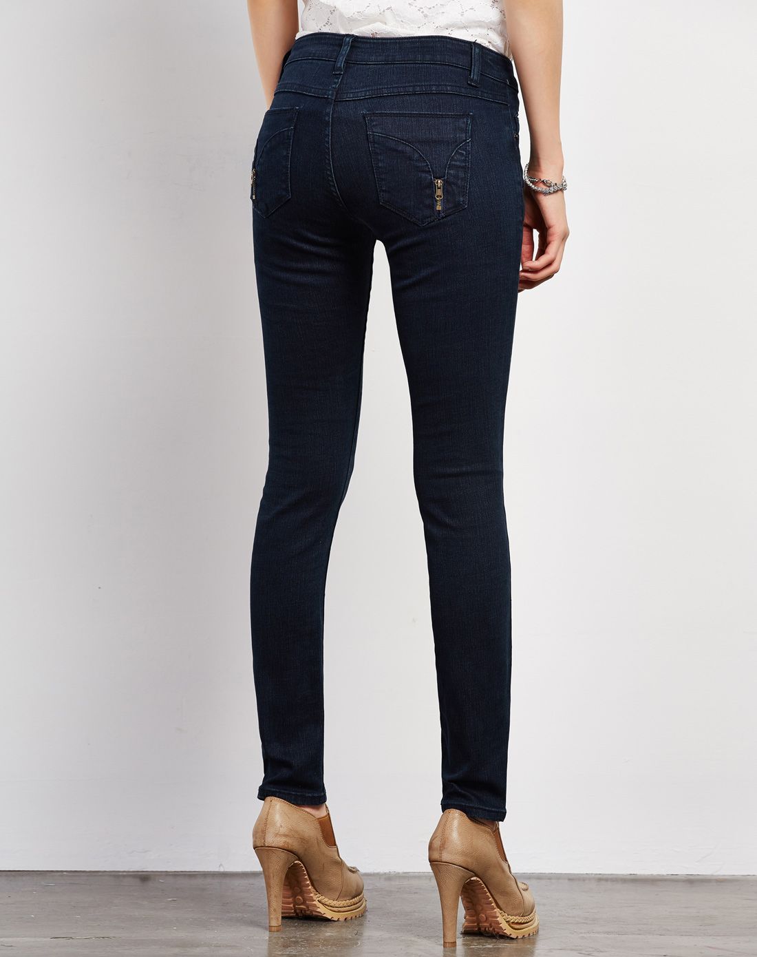 深蓝色后袋拉链小脚牛仔裤