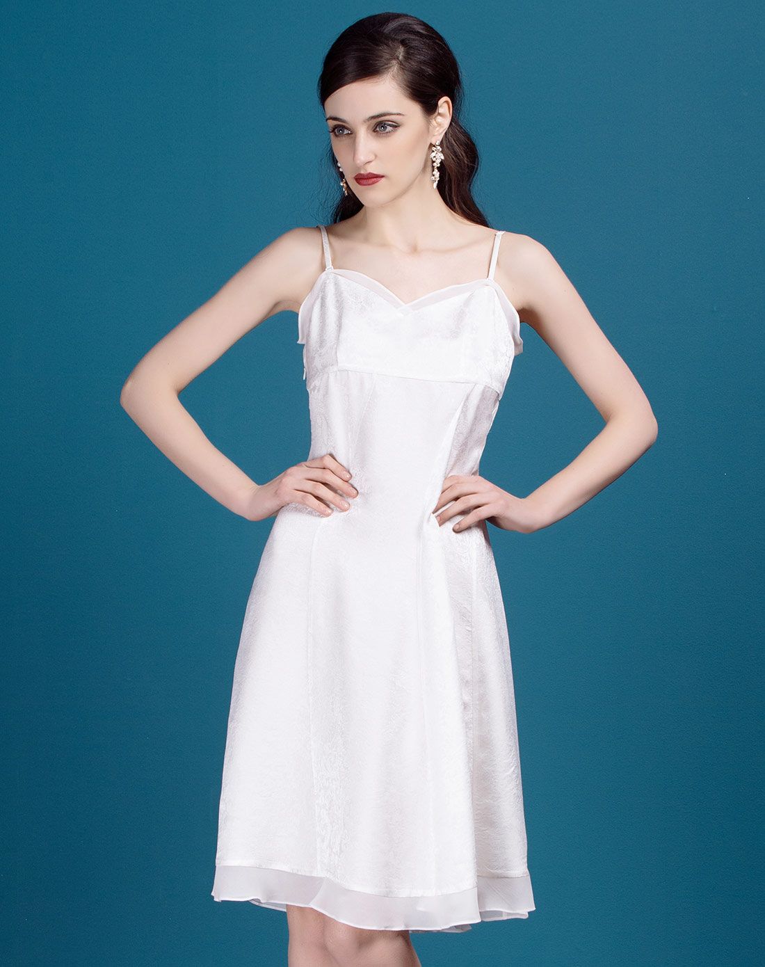 真丝白色素雅端庄暗花吊带连衣裙