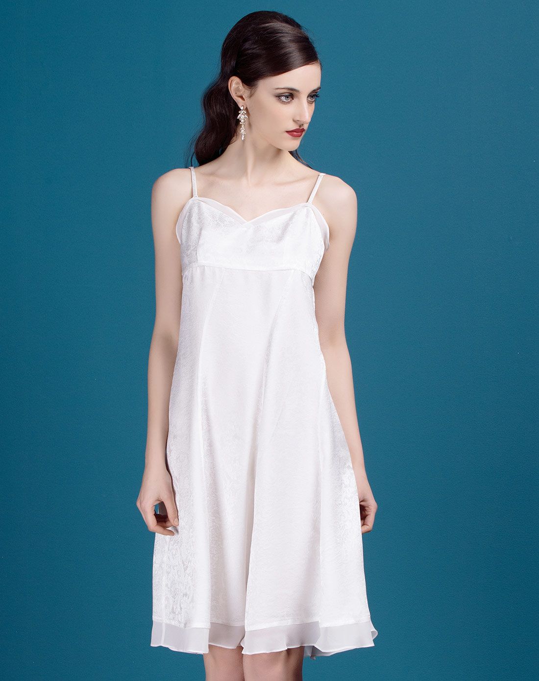 真丝白色素雅端庄暗花吊带连衣裙