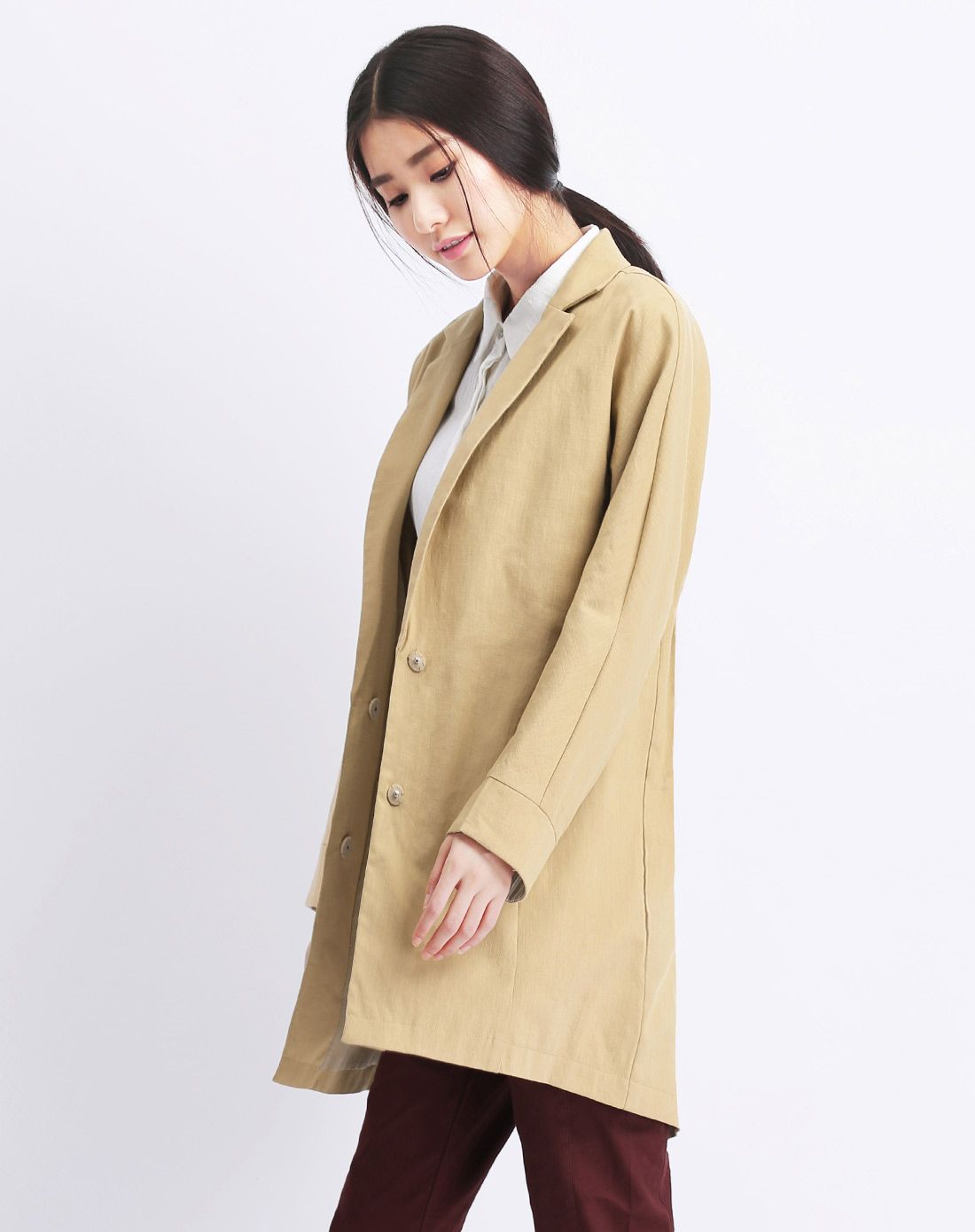 深卡其色风衣