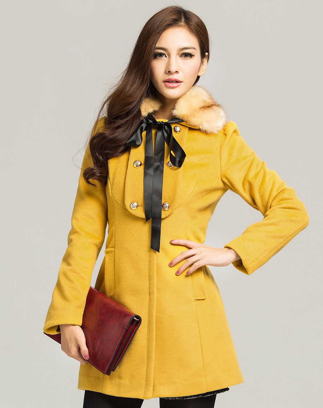 黄色长袖长大衣