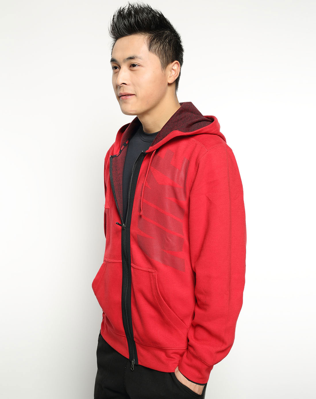 男子红色开身连帽衫