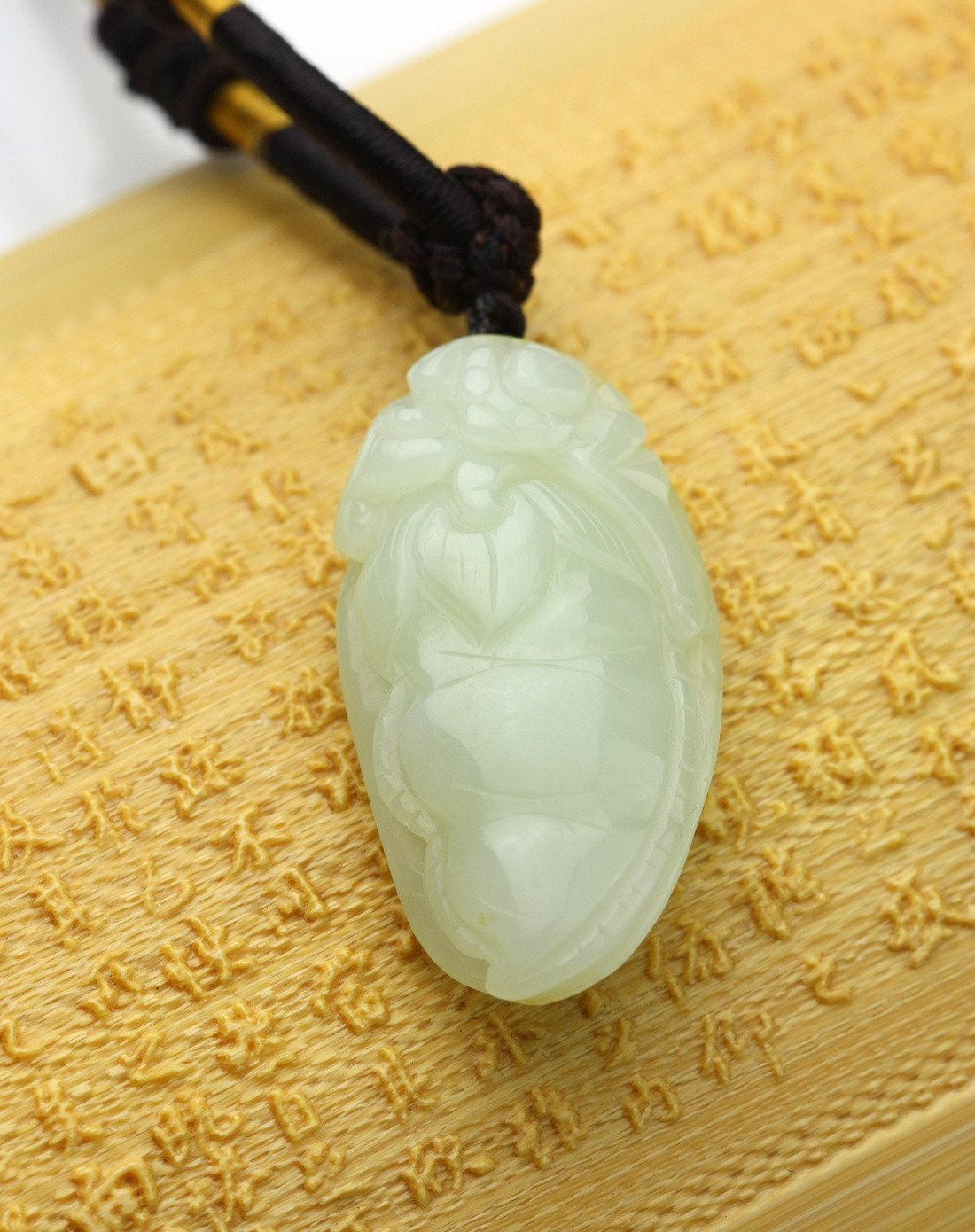 中性青白和田玉福豆吊坠(附证书)