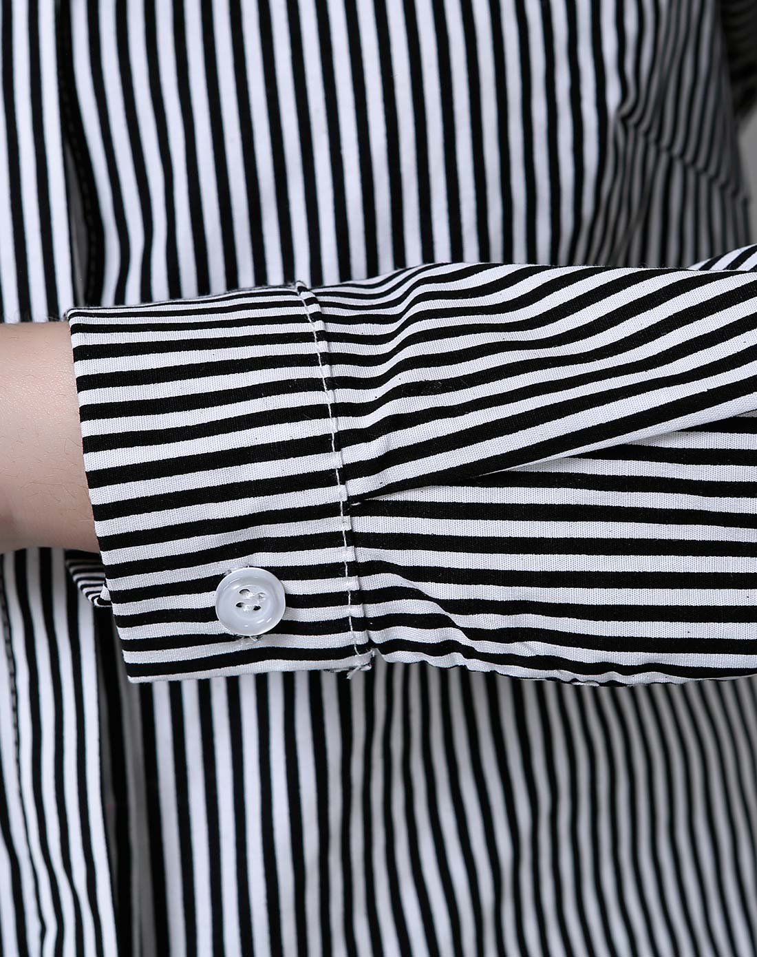 女款黑白色竖条衬衣