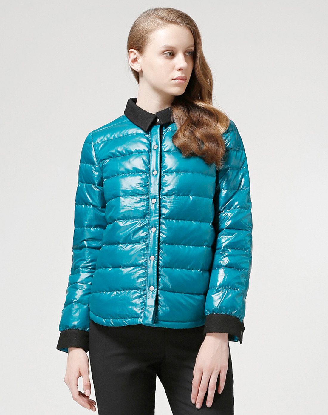 深青色短款羽绒服