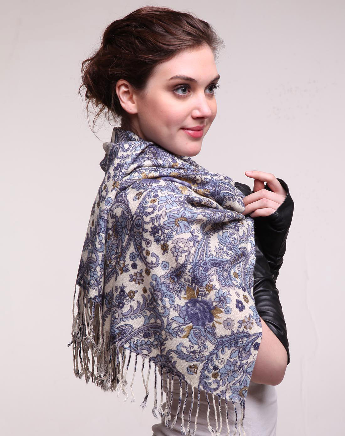 女款白底蓝色时尚优雅印花围巾披肩