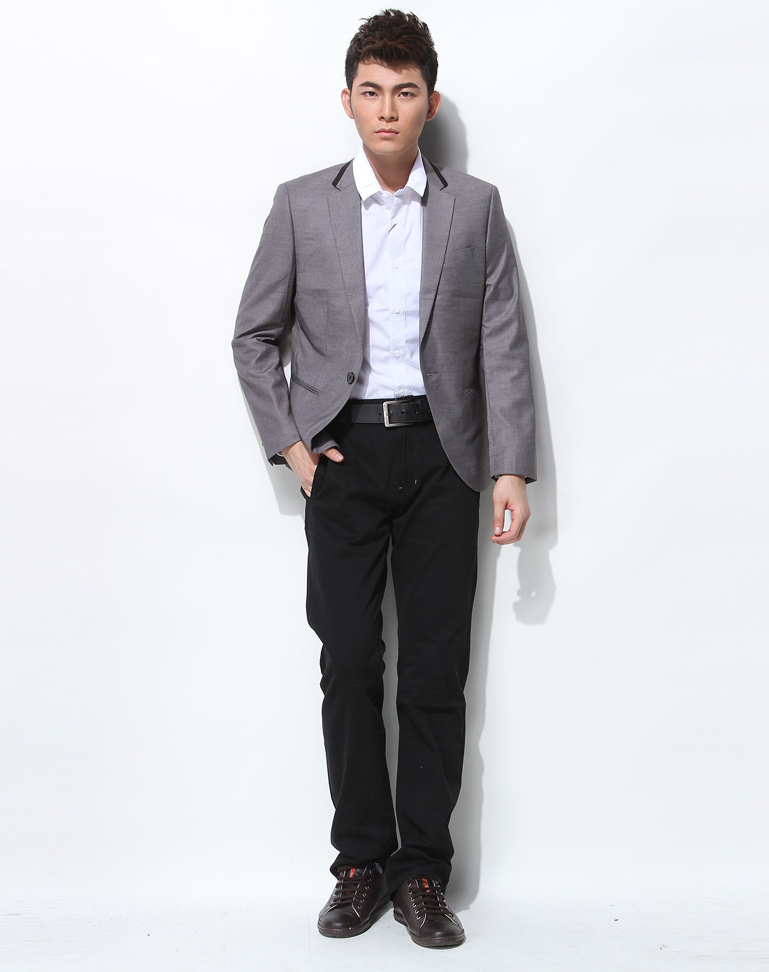 中灰色简约休闲长袖西装