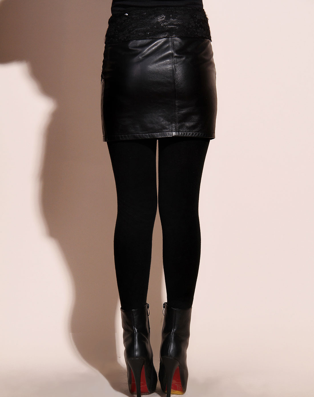 黑色绵羊皮时尚短皮裙
