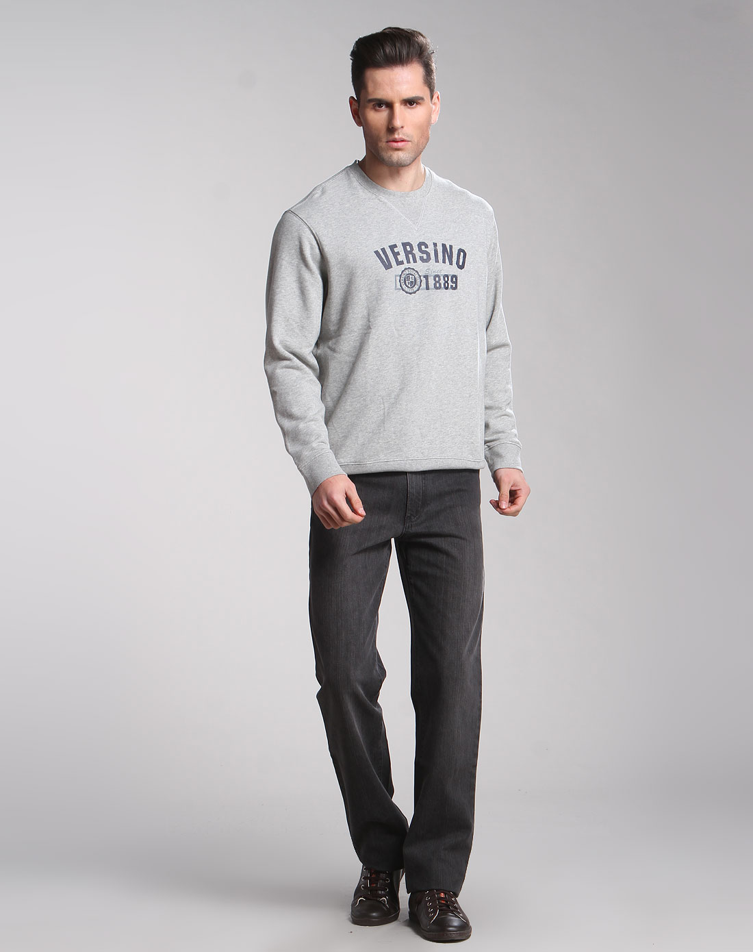 男款浅灰色时尚印字长袖卫衣