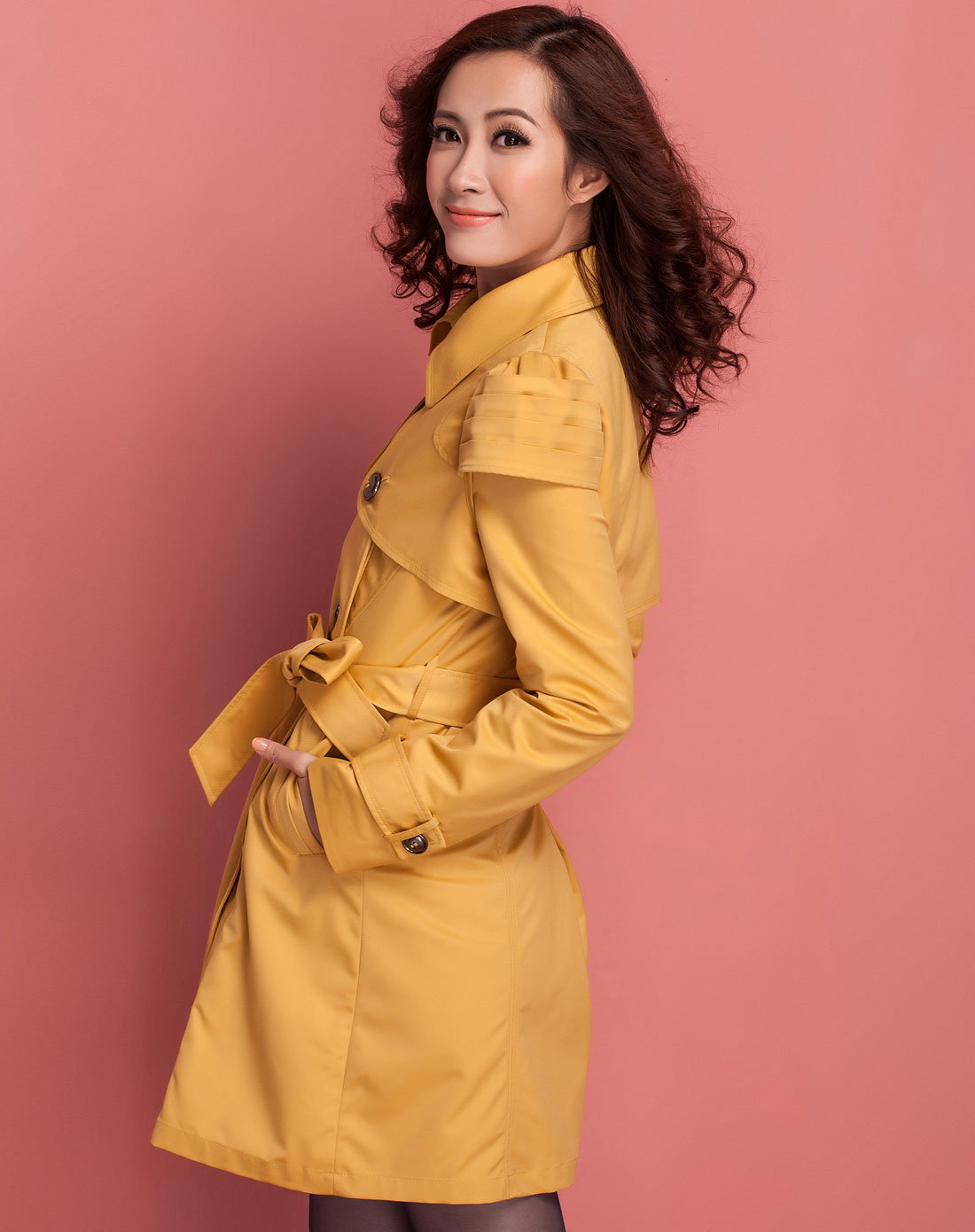 黄色时尚长袖风衣