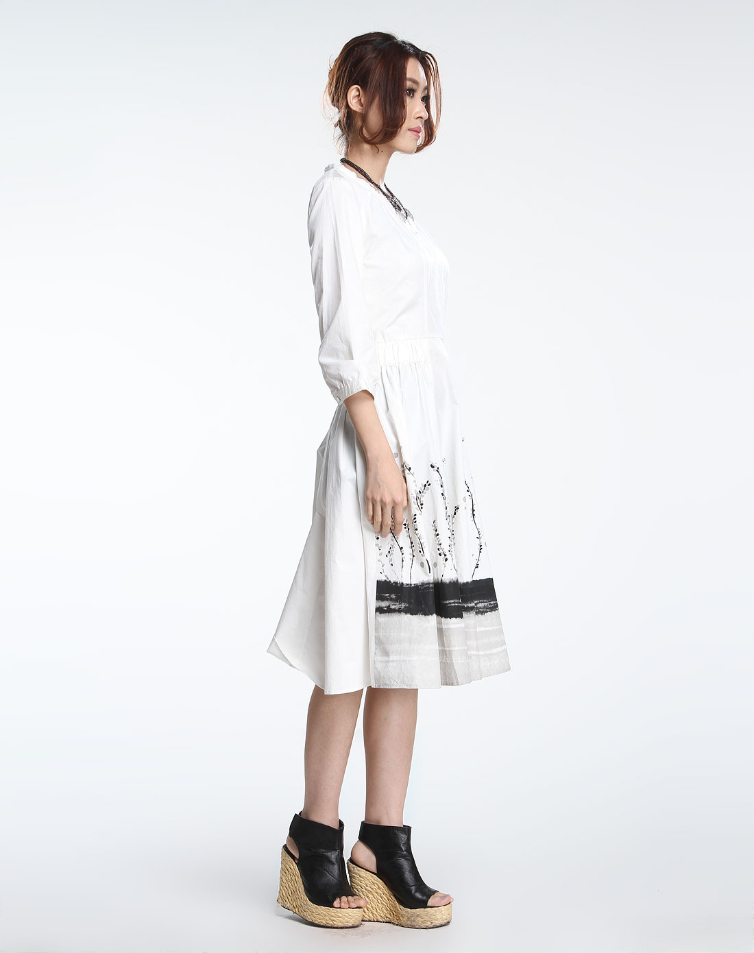 > 银白色时尚气质九分袖连衣裙