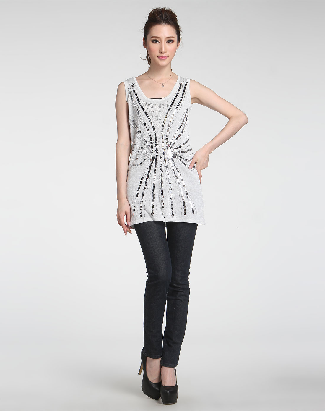 白色珠片绣圆领无袖针织衫