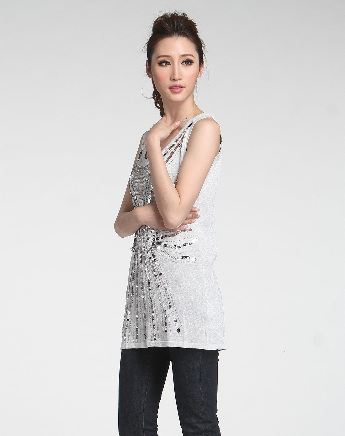 白色珠片绣圆领无袖针织衫
