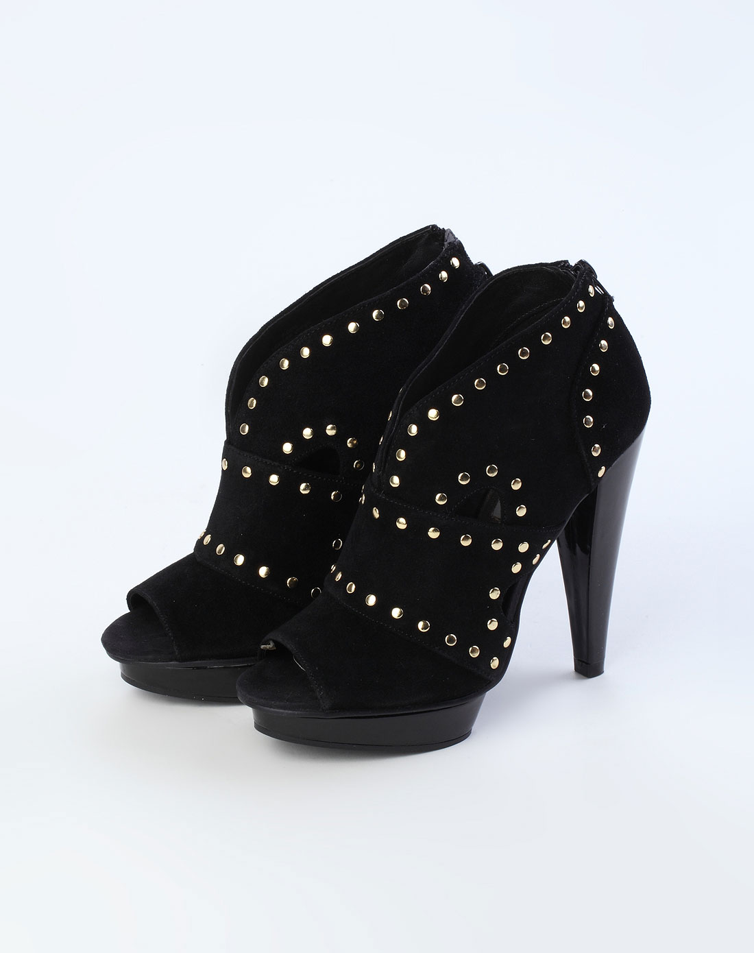 黑色铆钉时尚高跟鞋