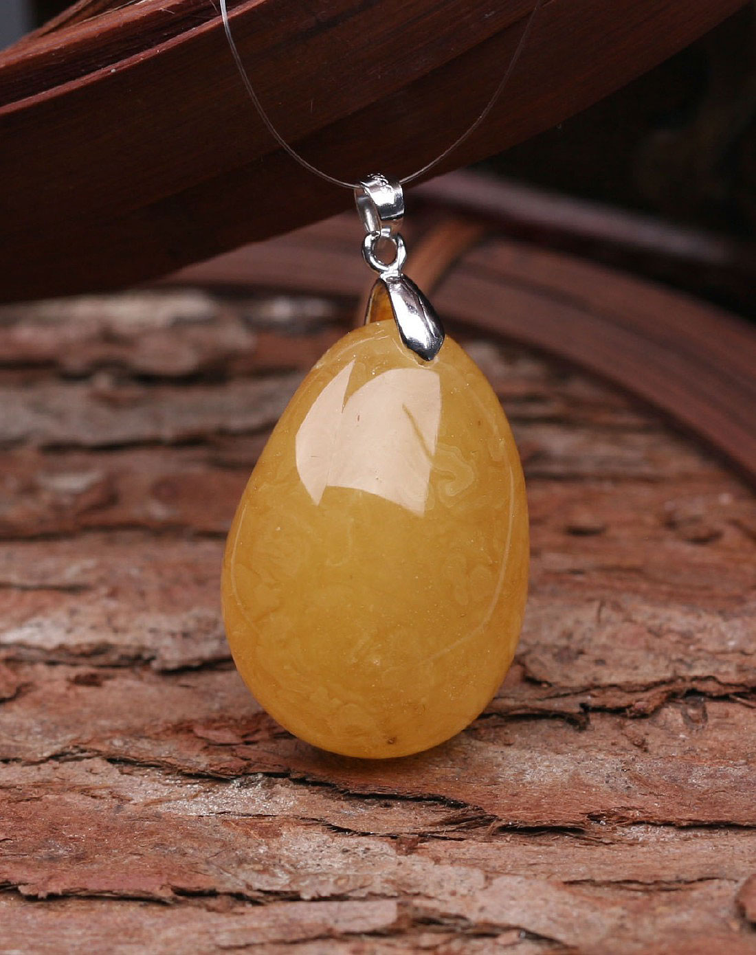 天然原石随形带皮蜜蜡吊坠(附送皮绳)