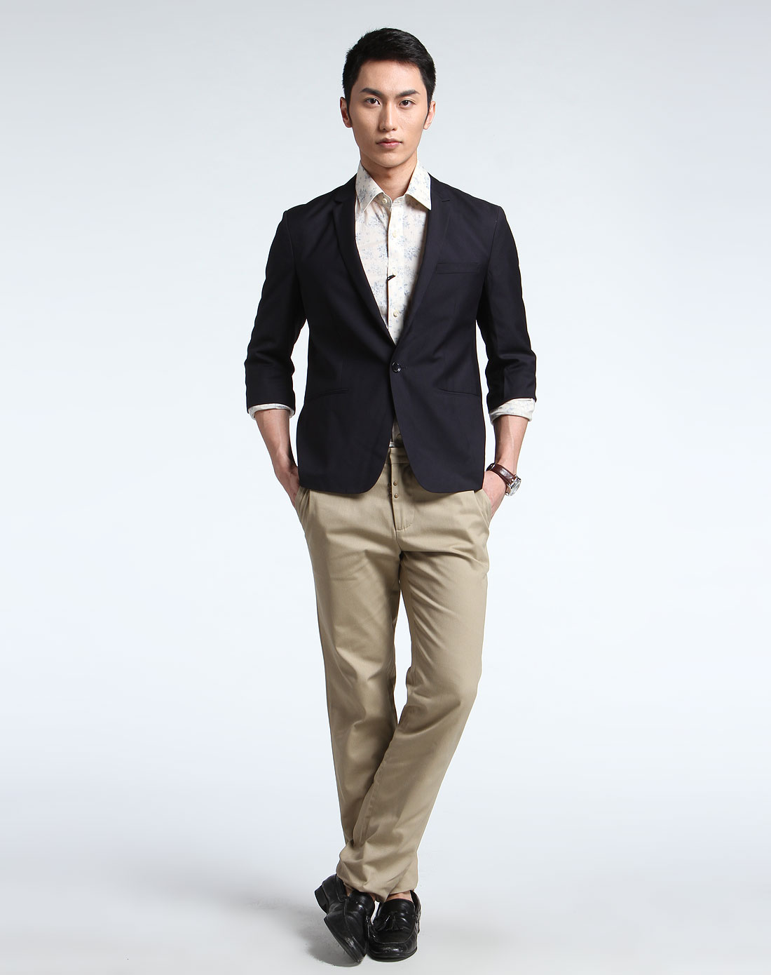 藏青色时尚休闲中袖西服