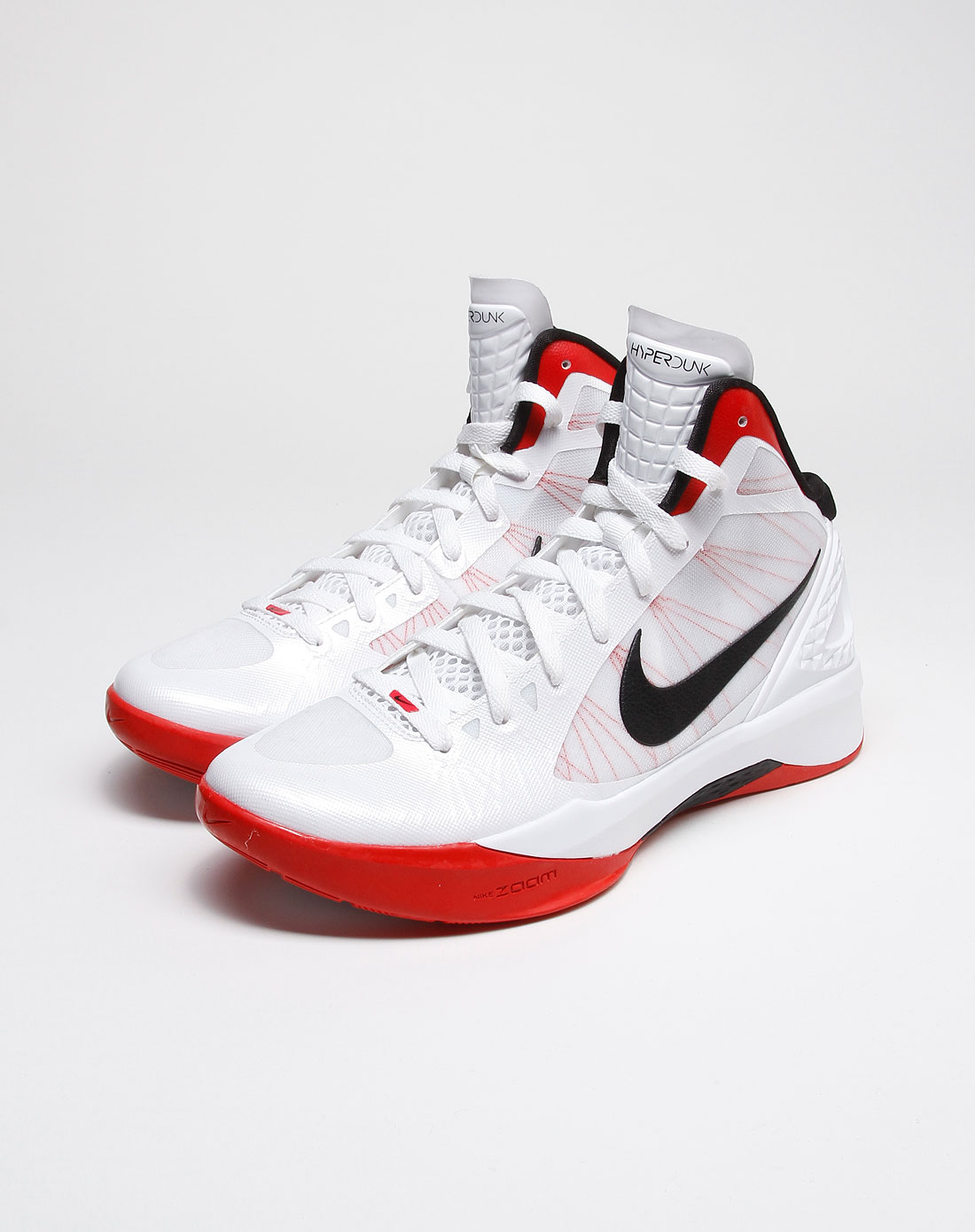 简洁悠闲白色高帮篮球鞋